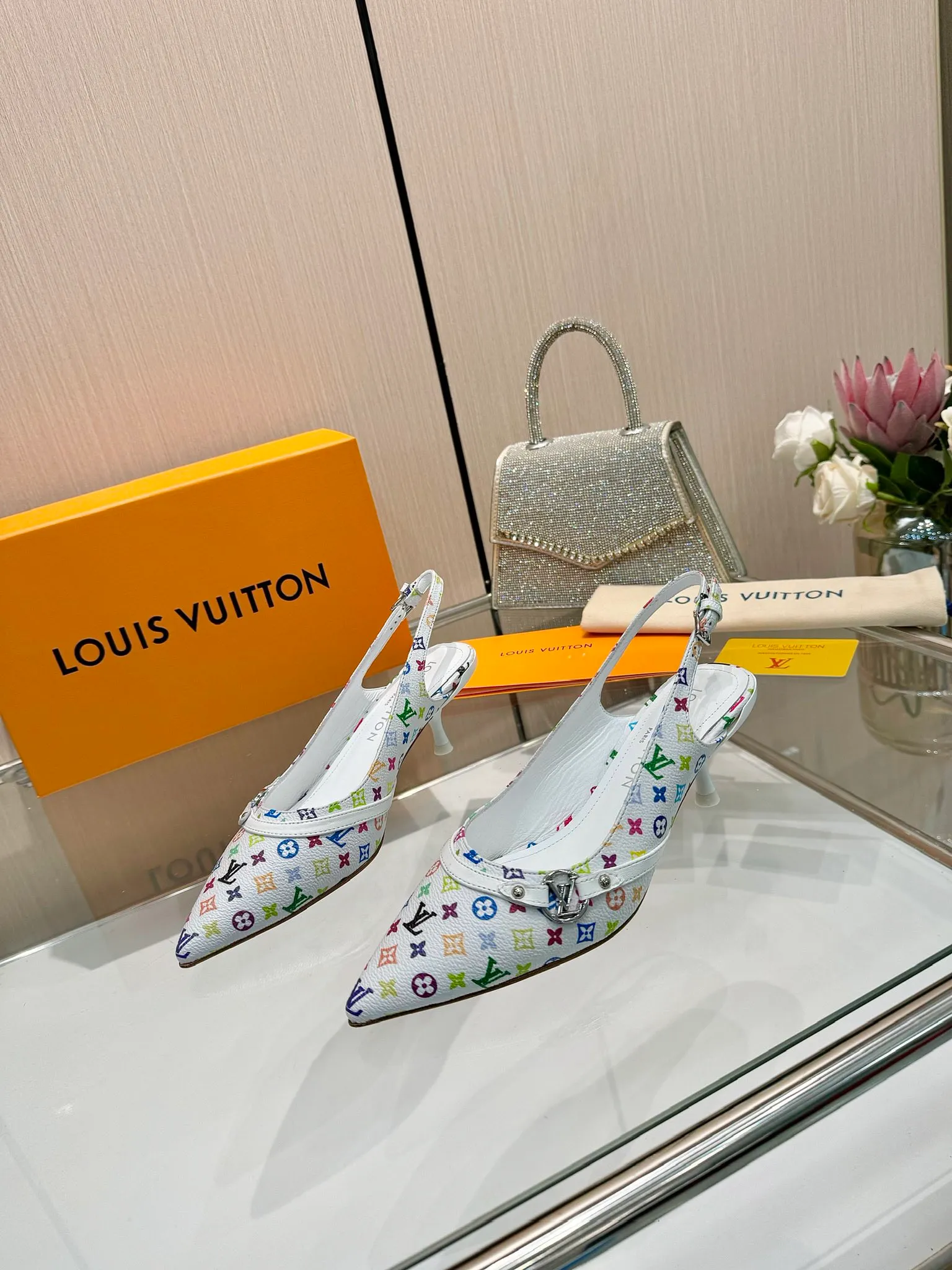 👟👟Ex-factory price 640👟👟Purchase level], Louis Vuitton 2025 official website early spring series! Perfect last shape, new pointed toe🆕, the official website is updated simultaneously. The small pointed toe is matched with a hollow leather strip and a small square buckle to adjust the elasticity. LV hardware "logo" is embellished. It is full of details and a visual feast. 💯It is difficult to conceal the elegant temperament of LV. It is comfortable and easy to wear, and full of femininity. The new original reverse mold last has the ultimate 1:1 shape, exquisite workmanship, and imported high-end fabrics showing exquisite texture! Fabric: Imported lambskin, cow patent leather/Presbyopia/denim. High-quality soft sheepskin lining. Feet: imported goatskin, Italian genuine leather outsole. 5.5 lacquered heels. Number of yards: 34-41 (34.40, 41, customization is non-returnable and non-exchangeable)